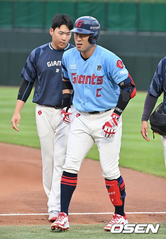 [OSEN=부산, 이석우 기자] 5일 부산 사직야구장에서 2025 신한 SOL 뱅크 KBO 리그 롯데 자이언츠와 KIA 타이거즈의 경기가 열렸다. 홈팀 롯데는 감보아가, 방문팀 KIA는 네일이 선발 출전했다.롯데 자이언츠 전준우가 1회말 2사 만루 1루 땅볼을 치고 진루하다 다리 부상을 당하고 괴로워하고 있다. 2025.08.05 / foto0307@osen.co.kr