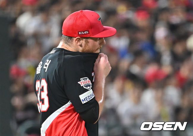 [OSEN=부산, 이석우 기자] 6일 부산 사직야구장에서 2025 신한 SOL 뱅크 KBO 리그 롯데 자이언츠와 KIA 타이거즈의 경기가 열렸다. 홈팀 롯데는 데이비슨이, 방문팀 KIA는 올러가 선발 출전했다.KIA 타이거즈 올러가 3회말 2사 만루 롯데 자이언츠 박승욱에게 중견수 왼쪽 2타점 안타를 맞고 아쉬워하고 있다. 2025.08.06 / foto0307@osen.co.kr