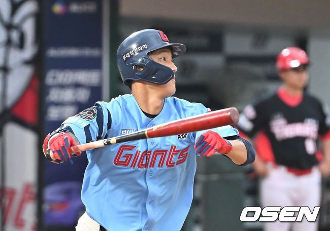 [OSEN=부산, 이석우 기자] 6일 부산 사직야구장에서 2025 신한 SOL 뱅크 KBO 리그 롯데 자이언츠와 KIA 타이거즈의 경기가 열렸다. 홈팀 롯데는 데이비슨이, 방문팀 KIA는 올러가 선발 출전했다.롯데 자이언츠 노진혁이 2회말 무사 1,2루 중견수 오른쪽 동점 1타점 안타를 치고 있다. 2025.08.06 / foto0307@osen.co.kr