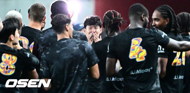 [OSEN=지형준 기자] 손흥민(33, 토트넘)의 토트넘 홋스퍼 커리어가 막을 내렸다. 선발로 출전해 약 65분을 소화한 그는 뜨거운 반응을 이끌어내며 교체아웃됐다. 토트넘은 뉴캐슬 유나이티드를 상대로 무승부를 만들어냈다.토트넘 홋스퍼는3일 오후 8시 서울월드컵경기장에서 열린 쿠팡플레이 시리즈 20252경기 뉴캐슬 유나이티드와 프리시즌 친선경기를 치러 1-1 무승부를 거뒀다.토트넘 손흥민이 동료선수들과 인사를 나누고 있다. 2025.08.03 / jpnews@osen.co.kr