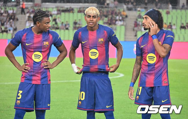 [OSEN=대구, 이석우 기자] 4일 대구스타디움에서 대구FC와 FC 바르셀로나의  2025 아시아 투어 에디션 한국 경기가 열렸다.  FC 바르셀로나는지난달 31일 서울월드컵경기장에서 열린 FC 서울과의 맞대결에서 7-3으로 완승을 거뒀다.FC 바르셀로나 라민 야말이 동료들과 얘기하고 있다. 2025.08.04 / foto0307@osen.co.kr