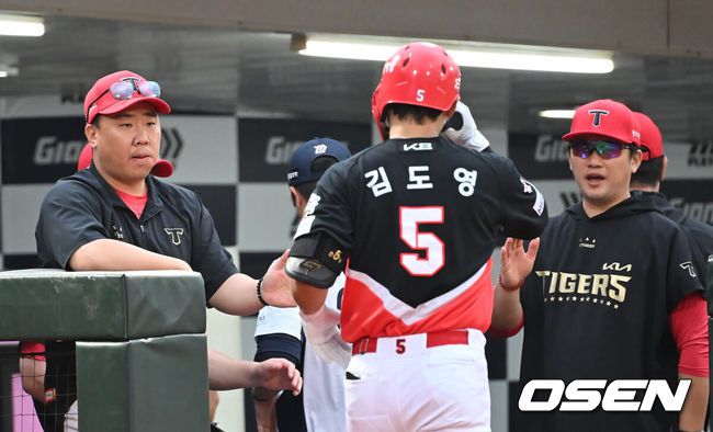[OSEN=부산, 이석우 기자] 6일 부산 사직야구장에서 2025 신한 SOL 뱅크 KBO 리그 롯데 자이언츠와 KIA 타이거즈의 경기가 열렸다. 홈팀 롯데는 데이비슨이, 방문팀 KIA는 올러가 선발 출전했다.KIA 타이거즈 이범호 감독이 1회초 1사 3루 유격수 앞 1타점 땅볼을 친 김도영과 하이파이브를 하고 있다. 2025.08.06 / foto0307@osen.co.kr