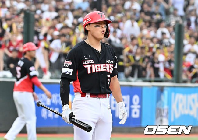 [OSEN=부산, 이석우 기자] 5일 부산 사직야구장에서 2025 신한 SOL 뱅크 KBO 리그 롯데 자이언츠와 KIA 타이거즈의 경기가 열렸다. 홈팀 롯데는 감보아가, 방문팀 KIA는 네일이 선발 출전했다.KIA 타이거즈 김도영이 1회초 롯데 자이언츠 선발 투수 감보아의 투구에 놀라고 있다. 2025.08.05 / foto0307@osen.co.kr