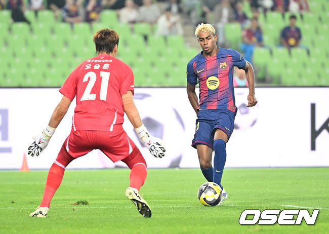 [OSEN=대구, 이석우 기자] 4일 대구스타디움에서 대구FC와 FC 바르셀로나의  2025 아시아 투어 에디션 한국 경기가 열렸다.  FC 바르셀로나는지난달 31일 서울월드컵경기장에서 열린 FC 서울과의 맞대결에서 7-3으로 완승을 거뒀다.FC 바르셀로나 라민 야말이 슛을 시도하고 있다. 2025.08.04 / foto0307@osen.co.kr