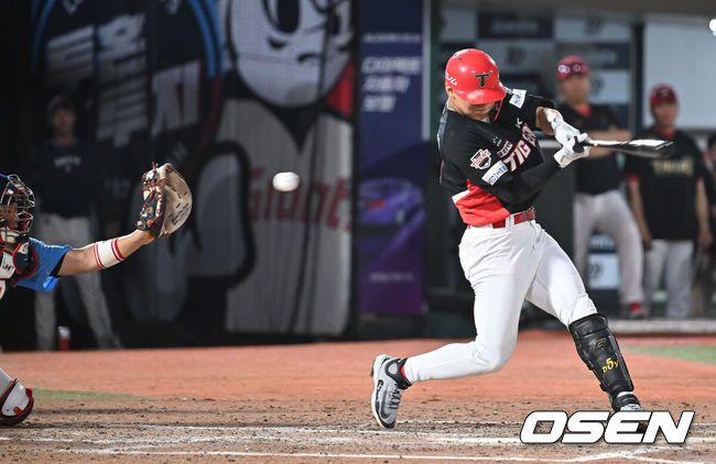 [OSEN=부산, 이석우 기자] 5일 부산 사직야구장에서 2025 신한 SOL 뱅크 KBO 리그 롯데 자이언츠와 KIA 타이거즈의 경기가 열렸다. 홈팀 롯데는 감보아가, 방문팀 KIA는 네일이 선발 출전했다.KIA 타이거즈 김도영이 8회초 롯데 자이언츠 윤성빈에게 삼진 아웃당하고 있다. 2025.08.05 / foto0307@osen.co.kr