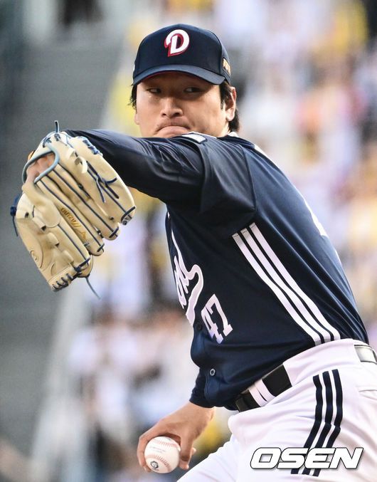 [OSEN=잠실, 조은정 기자]7일 오후 서울 잠실구장에서 ‘2025 신한 SOL Bank KBO리그’ LG 트윈스와 두산 베어스의 경기가 열렸다.LG는 송승기, 두산은 곽빈을 선발로 내세웠다.1회말 두산 곽빈이 역투하고 있다. 2025.08.07 /cej@osen.co.kr