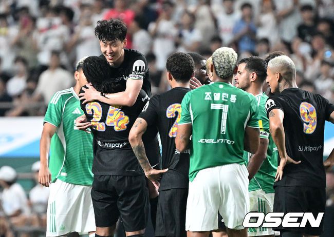 '가드 오브 아너' 지나면서도 환하게 웃었지만... 사진=지형준 기자 /jpnews@osen.co.kr