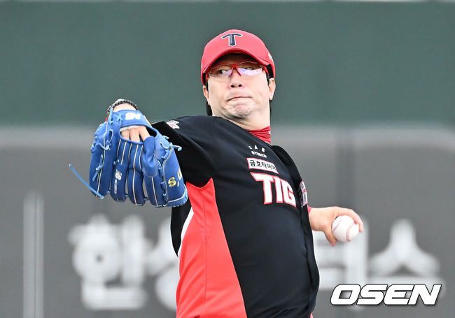 [OSEN=부산, 이석우 기자] 7일 부산 사직야구장에서 2025 신한 SOL 뱅크 KBO 리그 롯데 자이언츠와 KIA 타이거즈의 경기가 열렸다. 홈팀 롯데는 이민석이, 방문팀 KIA는 양현종이 선발 출전했다.KIA 타이거즈 선발 투수 양현종이 역투하고 있다. 2025.08.07 / foto0307@osen.co.kr