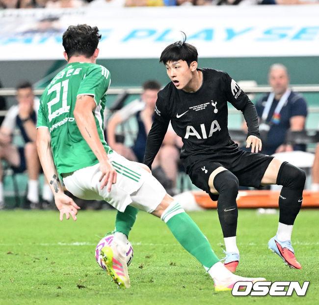 [OSEN=서울월드컵경기장, 이대선 기자] 3일 오후 서울월드컵경기장에서 쿠팡플레이 시리즈 20252경기, 토트넘 홋스퍼 FC와 뉴캐슬 유나이티드 FC의 프리시즌 친선경기가 열렸다.토트넘 손흥민의 고별전이자 양민혁과 뉴캐슬 박승수의 맞대결로 주목받는 이번 경기는 단순한 프리시즌 친선경기가 아닌, 전설의 마지막, 신예의 등장 교차점이라는 특별한 의미가 더해진다.후반 토트넘 홋스퍼 양민혁이 드리블 돌파를 하고 있다. 2025.08.03 /sunday@osen.co.kr