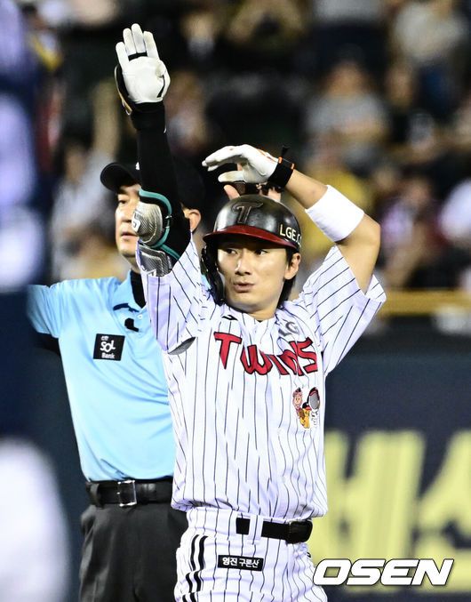 [OSEN=잠실, 조은정 기자]7일 오후 서울 잠실구장에서 ‘2025 신한 SOL Bank KBO리그’ LG 트윈스와 두산 베어스의 경기가 열렸다.LG는 송승기, 두산은 곽빈을 선발로 내세웠다.4회말 2사 만루 LG 신민재가 역전 싹쓸이 3타점 2루타를 날린 뒤 세리머니를 하고 있다. 2025.08.07 /cej@osen.co.kr