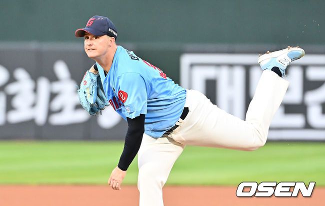 [OSEN=부산, 이석우 기자] 6일 부산 사직야구장에서 2025 신한 SOL 뱅크 KBO 리그 롯데 자이언츠와 KIA 타이거즈의 경기가 열렸다. 홈팀 롯데는 데이비슨이, 방문팀 KIA는 올러가 선발 출전했다.롯데 자이언츠 선발 투수 데이비슨이 역투하고 있다. 2025.08.06 / foto0307@osen.co.kr