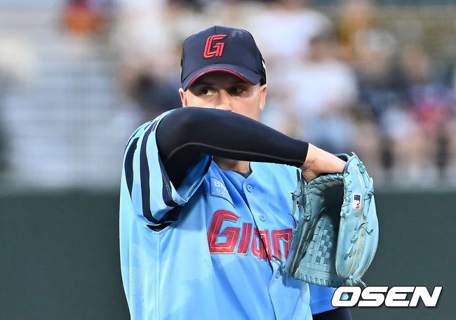 [OSEN=부산, 이석우 기자] 6일 부산 사직야구장에서 2025 신한 SOL 뱅크 KBO 리그 롯데 자이언츠와 KIA 타이거즈의 경기가 열렸다. 홈팀 롯데는 데이비슨이, 방문팀 KIA는 올러가 선발 출전했다.롯데 자이언츠 선발 투수 데이비슨이 1회초 1사 3루 KIA 타이거즈 김도영에게 유격수 앞 1타점 땅볼을 맞고 아쉬워하고 있다. 2025.08.06 / foto0307@osen.co.kr