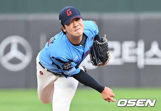 [OSEN=부산, 이석우 기자] 7일 부산 사직야구장에서 2025 신한 SOL 뱅크 KBO 리그 롯데 자이언츠와 KIA 타이거즈의 경기가 열렸다. 홈팀 롯데는 이민석이, 방문팀 KIA는 양현종이 선발 출전했다.롯데 자이언츠 선발 투수 이민석이 역투하고 있다. 2025.08.07 / foto0307@osen.co.kr