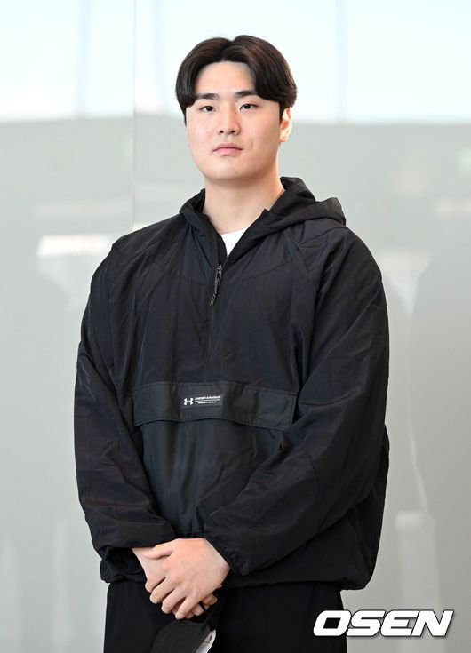 [OSEN=인천공항, 조은정 기자] 피츠버그 파이리츠와 입단 계약에 합의한 심준석이 24일 오후 인천국제공항을 통해 피츠버그로 출국했다. 심준석이 출국을 앞두고 포즈를 취하고 있다. 2023.01.24 /cej@osen.co.kr