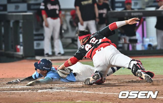 [OSEN=부산, 이석우 기자] 7일 부산 사직야구장에서 2025 신한 SOL 뱅크 KBO 리그 롯데 자이언츠와 KIA 타이거즈의 경기가 열렸다. 홈팀 롯데는 이민석이, 방문팀 KIA는 양현종이 선발 출전했다.KIA 타이거즈 김태군이 8회말 1사 3루 롯데 자이언츠 유강남의 우익수 플라이 아웃때 홈으로 쇄도하는 장두성을 태그 아웃시키고 있다. 2025.08.07 / foto0307@osen.co.kr