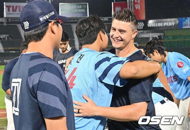 [OSEN=부산, 이석우 기자] 6일 부산 사직야구장에서 2025 신한 SOL 뱅크 KBO 리그 롯데 자이언츠와 KIA 타이거즈의 경기가 열렸다. 홈팀 롯데는 데이비슨이, 방문팀 KIA는 올러가 선발 출전했다.롯데 자이언츠 데이비슨이 롯데에서의 마지막 경기를 끝내고 동료 선수들과 송별 인사를 하고 있다. 2025.08.06 / foto0307@osen.co.kr