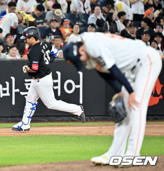 [OSEN=대전, 민경훈 기자] 7일 대전 한화생명볼파크에서 ‘2025 신한 SOL Bank KBO리그’ 한화 이글스와 KT 위즈의 경기가 열렸다.홈팀 한화는 와이스, KT는 고영표를 선발로 내세웠다.9회초 1사 주자 2루 KT 강백호가 좌월 역전 투런 홈런을 때린 후 그라운드를 돌고 있다. 2025.08.07 / rumi@osen.co.kr