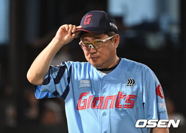 [OSEN=부산, 이석우 기자] 6일 부산 사직야구장에서 2025 신한 SOL 뱅크 KBO 리그 롯데 자이언츠와 KIA 타이거즈의 경기가 열렸다. 홈팀 롯데는 데이비슨이, 방문팀 KIA는 올러가 선발 출전했다.롯데 자이언츠 김태형 감독이 KIA 타이거즈에 7-1로 승리한 후 팬들에게 감사 인사를 하고 있다. 2025.08.06 / foto0307@osen.co.kr