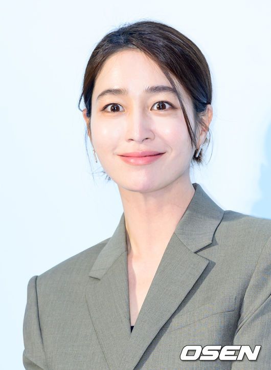 [OSEN=이대선 기자] 29일 오후 서울 강남구 까사 로에베 서울에서 하이엔드 명품 패션 브랜드의 컬렉션 및 전시회가 열렸다.이날 행사에는 에스파 지젤, 보이넥스트도어 태산&운학, 방송인 기은세, 축구선수 황희찬, 배우 김선호, 배우 이민정이 참석해 자리를 빛냈다.배우 이민정이 포토타임을 가지고 있다. 2025.05.29 /sunday@osen.co.kr