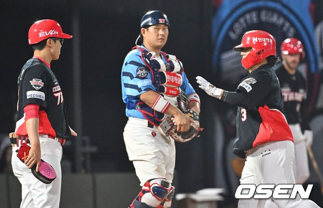 [OSEN=부산, 이석우 기자] 7일 부산 사직야구장에서 2025 신한 SOL 뱅크 KBO 리그 롯데 자이언츠와 KIA 타이거즈의 경기가 열렸다. 홈팀 롯데는 이민석이, 방문팀 KIA는 양현종이 선발 출전했다.KIA 타이거즈 김선빈이 5회초 무사 1루 좌월 2점 홈런을 치고 하이파이브를 하고 있다. 2025.08.07 / foto0307@osen.co.kr