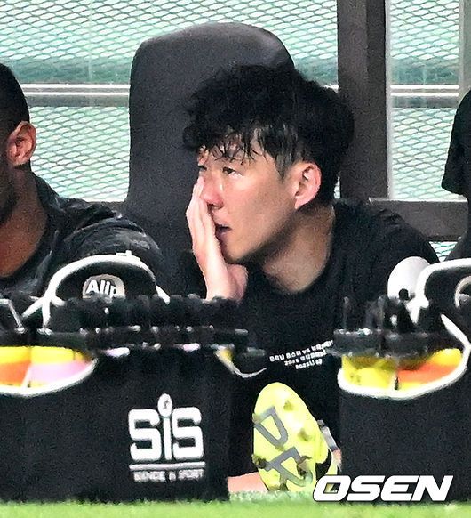 토트넘 떠나는 손흥민 '동료들과 감동의 이별' 사진=지형준 기자 /jpnews@osen.co.kr