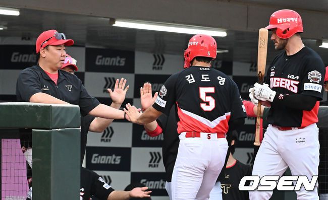 [OSEN=부산, 이석우 기자] 7일 부산 사직야구장에서 2025 신한 SOL 뱅크 KBO 리그 롯데 자이언츠와 KIA 타이거즈의 경기가 열렸다. 홈팀 롯데는 이민석이, 방문팀 KIA는 양현종이 선발 출전했다.KIA 타이거즈 김도영이 1회초 2사 1,3루 나성범의 우익수 앞 1타점 안타때 득점을 올리고 이범호 감독의 축하를 받고 있다. 2025.08.07 / foto0307@osen.co.kr