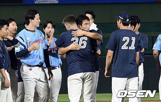 [OSEN=부산, 이석우 기자] 6일 부산 사직야구장에서 2025 신한 SOL 뱅크 KBO 리그 롯데 자이언츠와 KIA 타이거즈의 경기가 열렸다. 홈팀 롯데는 데이비슨이, 방문팀 KIA는 올러가 선발 출전했다.롯데 자이언츠 데이비슨이 롯데에서의 마지막 경기를 끝내고 동료 선수들과 송별 인사를 하고 있다. 2025.08.06 / foto0307@osen.co.kr