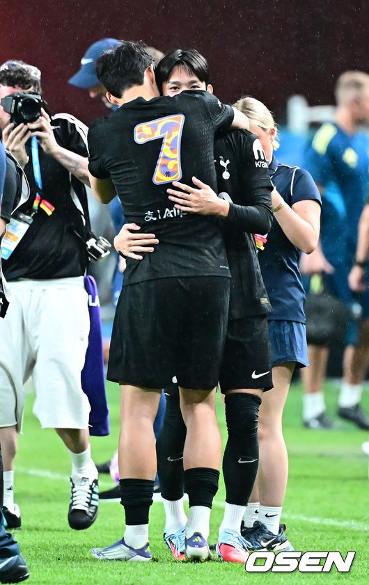 [OSEN=지형준 기자] 손흥민(33, 토트넘)의 토트넘 홋스퍼 커리어가 막을 내렸다. 선발로 출전해 약 65분을 소화한 그는 뜨거운 반응을 이끌어내며 교체아웃됐다. 토트넘은 뉴캐슬 유나이티드를 상대로 무승부를 만들어냈다.토트넘 홋스퍼는3일 오후 8시 서울월드컵경기장에서 열린 쿠팡플레이 시리즈 20252경기 뉴캐슬 유나이티드와 프리시즌 친선경기를 치러 1-1 무승부를 거뒀다.토트넘 손흥민이 양민혁과 인사를 나누고 있다. 2025.08.03 / jpnews@osen.co.kr