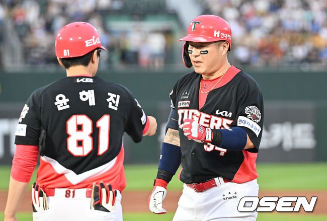 [OSEN=부산, 이석우 기자] 7일 부산 사직야구장에서 2025 신한 SOL 뱅크 KBO 리그 롯데 자이언츠와 KIA 타이거즈의 경기가 열렸다. 홈팀 롯데는 이민석이, 방문팀 KIA는 양현종이 선발 출전했다.KIA 타이거즈 최형우가 3회초 1사 1,2루 우익수 앞 1타점 안타를 치고 하이파이브를 하고 있다. 2025.08.07 / foto0307@osen.co.kr