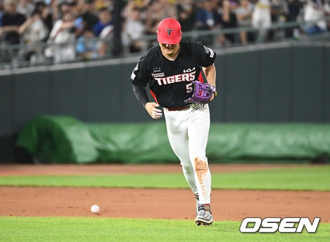 [OSEN=부산, 이석우 기자] 7일 부산 사직야구장에서 2025 신한 SOL 뱅크 KBO 리그 롯데 자이언츠와 KIA 타이거즈의 경기가 열렸다. 홈팀 롯데는 이민석이, 방문팀 KIA는 양현종이 선발 출전했다.KIA 타이거즈 김도영이 5회말 무사 1루 롯데 자이언츠 윤동희의 타구를 잡다 부상을 당한 듯 힘들어 하고 있다. 2025.08.07 / foto0307@osen.co.kr