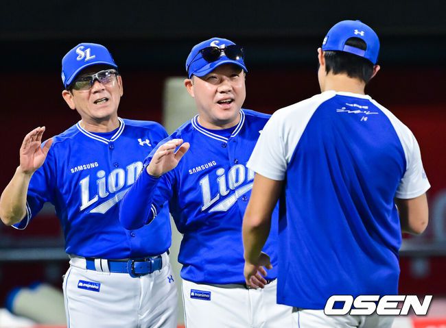 [OSEN=수원, 박준형 기자]  사자군단이 선발 원태인의 역투와 선발 전원 안타를 앞세워 6위 KT를1경기 차이로 압박했다.프로야구 삼성 라이온즈는 8일 수원KT위즈파크에서 열린 2025 신한 SOL뱅크 KBO리그 KT 위즈와의 시즌 11차전에서 8-4로 승리했다.경기종료 후 삼성 박진만 감독이 원태인과 하이파이브를 하고 있다.   2025.08.08 / soul1014@osen.co.kr