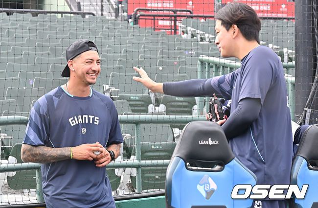 [OSEN=부산, 이석우 기자] 8일 부산 사직야구장에서 2025 신한 SOL 뱅크 KBO 리그 롯데 자이언츠와 SSG 랜더스의 경기가 열린다. 홈팀 롯데는 나균안이, 방문팀 SSG는 최민준이 선발 출전한다.롯데 자이언츠 새 외국인 투수 벨라스퀘즈가 사직야구장에서 김원중과 얘기를 하고 있다. 2025.08.08 / foto0307@osen.co.kr