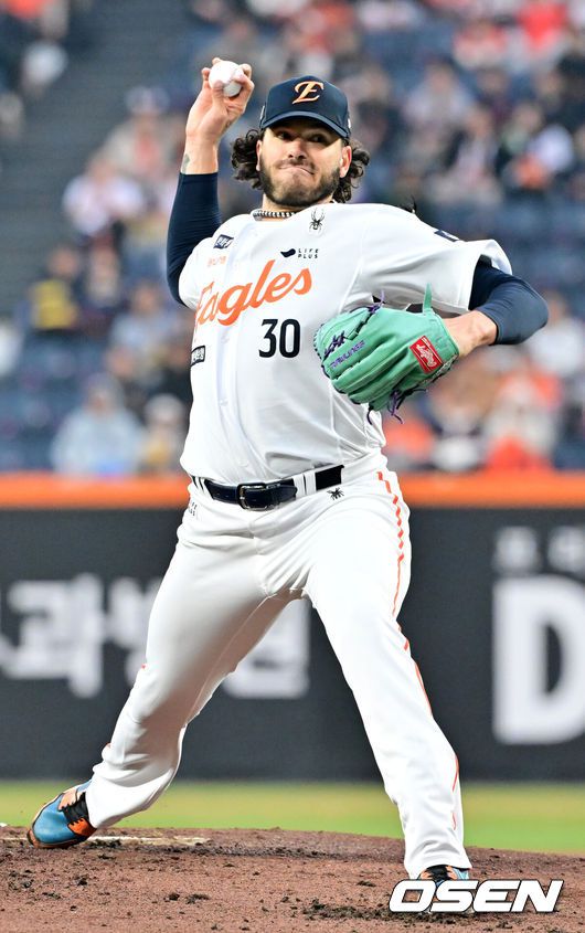 [OSEN=대전, 민경훈 기자] 한화 선발 폰세가 마운드 위에서 힘차게 공을 뿌리고 있다. 2025.04.03 / rumi@osen.co.kr