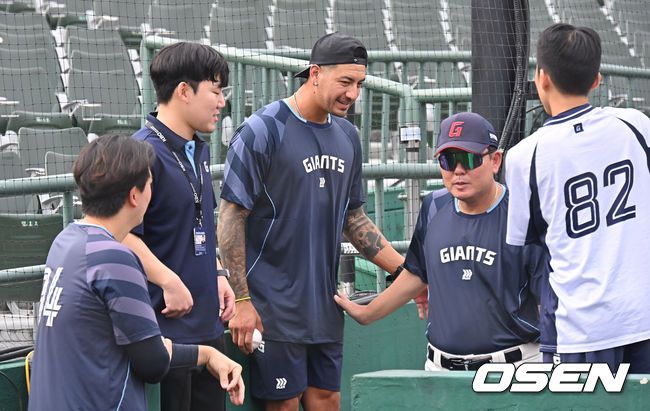 [OSEN=부산, 이석우 기자] 8일 부산 사직야구장에서 2025 신한 SOL 뱅크 KBO 리그 롯데 자이언츠와 SSG 랜더스의 경기가 열린다. 홈팀 롯데는 나균안이, 방문팀 SSG는 최민준이 선발 출전한다.롯데 자이언츠 새 외국인 투수 벨라스퀘즈가 사직야구장을 둘러보다 주형광 코치와 마주치고 있다. 2025.08.08 / foto0307@osen.co.kr