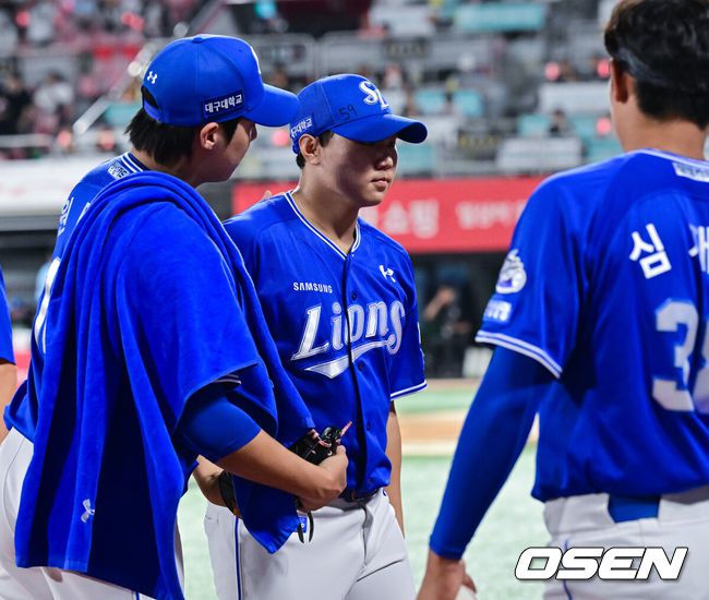 [OSEN=수원, 박준형 기자] 8일 오후 수원 KT위즈파크에서 ‘2025 신한 SOL BANK KBO리그’ KT 위즈와 삼성 라이온즈의 경기가 진행됐다.이날 KT는 소형준을, 삼성은 원태인을 선발투수로 내세웠다.8회말 이닝종료 후 삼성 원태인 선발투수가 KT 공격을 막은 배찬승을 맞이하고 있다.  2025.08.08 / soul1014@osen.co.kr