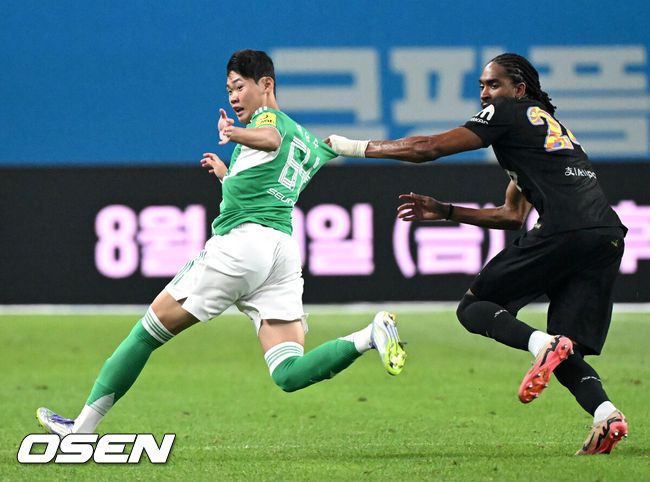 [OSEN=서울월드컵경기장, 이대선 기자] 3일 오후 서울월드컵경기장에서 쿠팡플레이 시리즈 20252경기, 토트넘 홋스퍼 FC와 뉴캐슬 유나이티드 FC의 프리시즌 친선경기가 열렸다.토트넘 손흥민의 고별전이자 양민혁과 뉴캐슬 박승수의 맞대결로 주목받는 이번 경기는 단순한 프리시즌 친선경기가 아닌, 전설의 마지막, 신예의 등장 교차점이라는 특별한 의미가 더해진다.후반 뉴캐슬 유나이티드 박승수가 토트넘 홋스퍼 제드 스펜스와 몸싸움을 하고 있다. 2025.08.03 /sunday@osen.co.kr