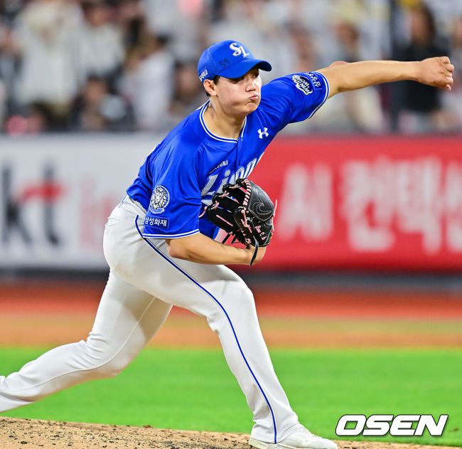 [OSEN=수원, 박준형 기자] 8일 오후 수원 KT위즈파크에서 ‘2025 신한 SOL BANK KBO리그’ KT 위즈와 삼성 라이온즈의 경기가 진행됐다.이날 KT는 소형준을, 삼성은 원태인을 선발투수로 내세웠다.8회말 1사 2루 삼성 배찬승이 역투하고 있다.  2025.08.08 / soul1014@osen.co.kr