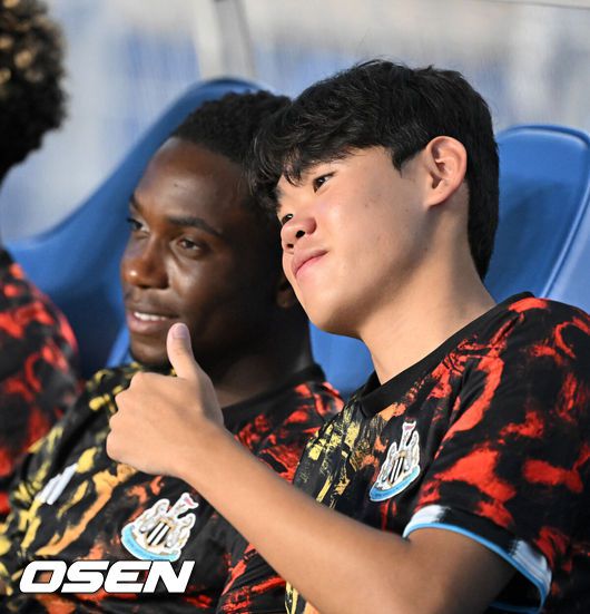 [OSEN=수원, 지형준 기자] 30일 오후 수원월드컵경기장에서 2025 쿠팡플레이 시리즈 팀 K리그와 프리미어리그의 명문 클럽 뉴캐슬 유나이티드의 경기가 열렸다.뉴캐슬의 한국 방문은 창단 133년 만에 처음이다. 국내에서 뉴캐슬의 인지도는 상대적으로 낮은 편이지만, 최근 박승수의 영입으로 주목받고 있다. 뉴캐슬은 팀 K리그와 경기에 이어 8월 3일 서울월드컵경기장에서 토트넘 홋스퍼와 경기를 치른다.경기에 앞서 뉴캐슬 박승수가 동료선수와 포즈를 취하고 있다. 2025.07.30 / jpnews@osen.co.kr