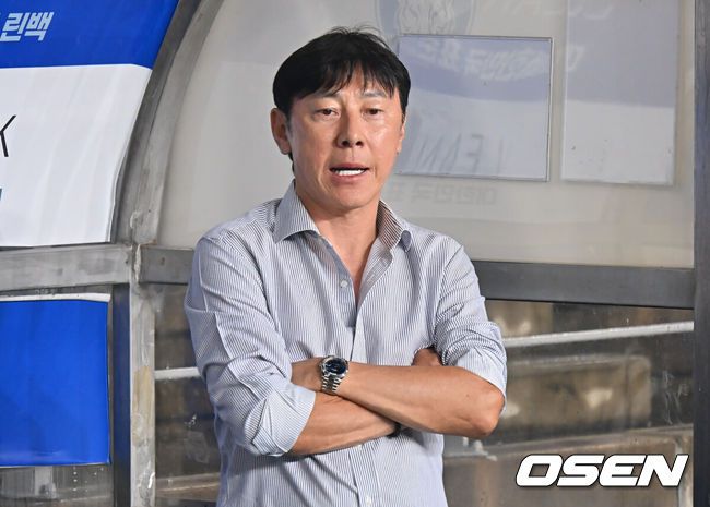 [OSEN=울산, 이석우 기자] 9일 울산 문수축구경기장에서 하나은행 K리그1 2025 울산 HD와 제주SK의 경기가 열렸다.  신태용 감독이 울산 HD 데뷔전이자 13년 만의 K리그 복귀 경기에 나섰다. 울산 HD 신태용 감독이 경기를 지켜보고 있다. 2025.08.09 / foto0307@osen.co.kr