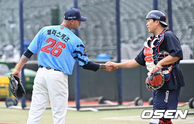 [OSEN=부산, 이석우 기자] 10일 부산 사직야구장에서 2025 신한 SOL 뱅크 KBO 리그 롯데 자이언츠와 SSG 랜더스의 경기가 열린다. 홈팀 롯데는 박세웅이, 방문팀 SSG는 김건우가 선발 출전한다.롯데 자이언츠 새 외국인 투수 벨라스케즈가 사직야구장 마운드에 올라 연습 투구를 마치고 공을 받아준 유강남에게 감사 인사를 하고 있다. 2025.08.10 / foto0307@osen.co.kr