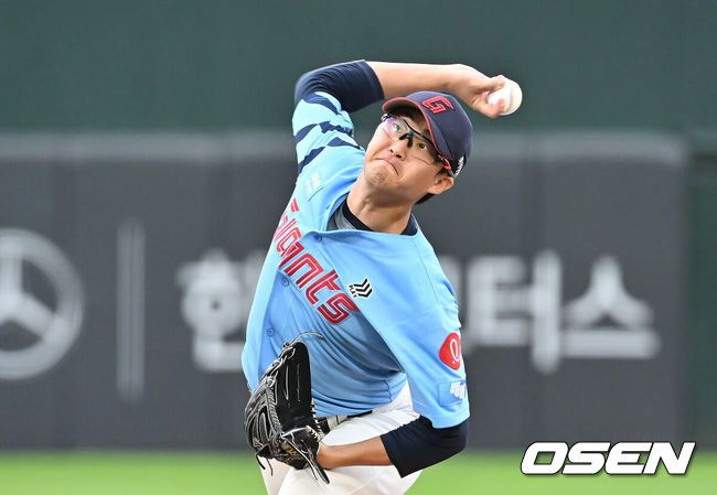 [OSEN=부산, 이석우 기자] 10일 부산 사직야구장에서 2025 신한 SOL 뱅크 KBO 리그 롯데 자이언츠와 SSG 랜더스의 경기가 열렸다. 홈팀 롯데는 박세웅이, 방문팀 SSG는 김건우가 선발 출전했다.롯데 자이언츠 선발 투수 박세웅이 역투하고 있다. 2025.08.10 / foto0307@osen.co.kr