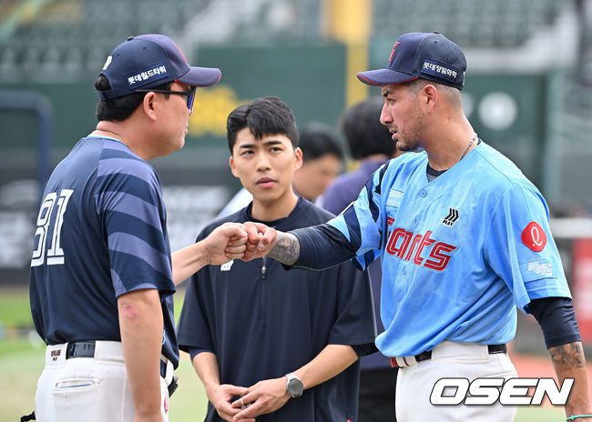 [OSEN=부산, 이석우 기자] 10일 부산 사직야구장에서 2025 신한 SOL 뱅크 KBO 리그 롯데 자이언츠와 SSG 랜더스의 경기가 열린다. 홈팀 롯데는 박세웅이, 방문팀 SSG는 김건우가 선발 출전한다.롯데 자이언츠 새 외국인 투수 벨라스케즈가 사직야구장 마운드에 올라 연습 투구를 마치고 주형광 코치와 인사를 하고 있다. 2025.08.10 / foto0307@osen.co.kr