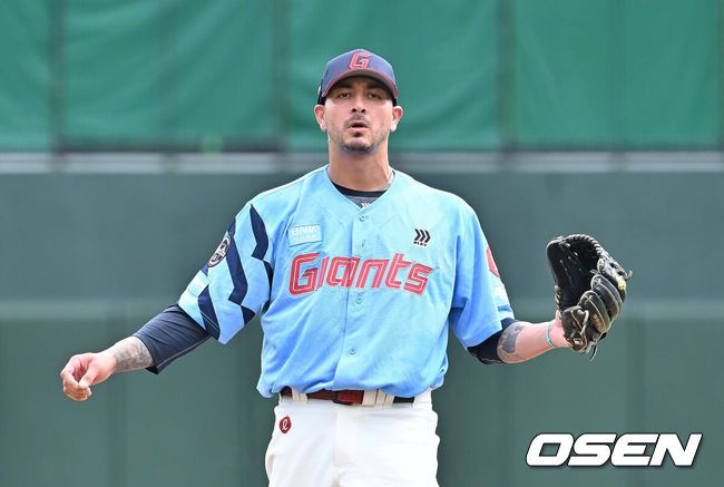 [OSEN=부산, 이석우 기자] 10일 부산 사직야구장에서 2025 신한 SOL 뱅크 KBO 리그 롯데 자이언츠와 SSG 랜더스의 경기가 열린다. 홈팀 롯데는 박세웅이, 방문팀 SSG는 김건우가 선발 출전한다.롯데 자이언츠 새 외국인 투수 벨라스케즈가 사직야구장 마운드에 올라 투구를 하고 있다. 2025.08.10 / foto0307@osen.co.kr