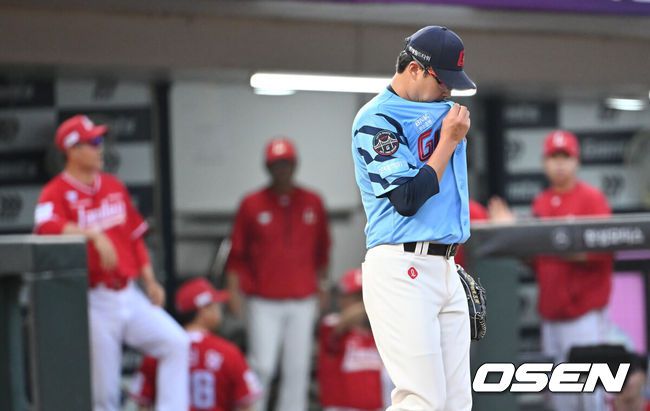 [OSEN=부산, 이석우 기자] 10일 부산 사직야구장에서 2025 신한 SOL 뱅크 KBO 리그 롯데 자이언츠와 SSG 랜더스의 경기가 열렸다. 홈팀 롯데는 박세웅이, 방문팀 SSG는 김건우가 선발 출전했다.롯데 자이언츠 박세웅이 3회초 2사 1,2루 SSG 랜더스 최정에게 중견수 앞 1타점 안타를 맞고 아쉬워하고 있다. 2025.08.10 / foto0307@osen.co.kr