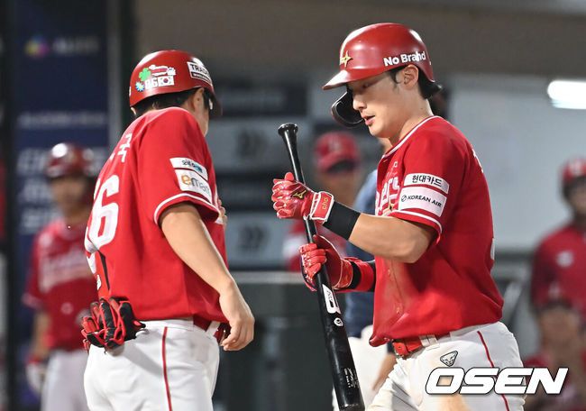 [OSEN=부산, 이석우 기자] 10일 부산 사직야구장에서 2025 신한 SOL 뱅크 KBO 리그 롯데 자이언츠와 SSG 랜더스의 경기가 열렸다. 홈팀 롯데는 박세웅이, 방문팀 SSG는 김건우가 선발 출전했다.SSG 랜더스 최지훈이 6회초 1사 우월 솔로 홈런을 치고 하이파이브를 하고 있다. 2025.08.10 / foto0307@osen.co.kr