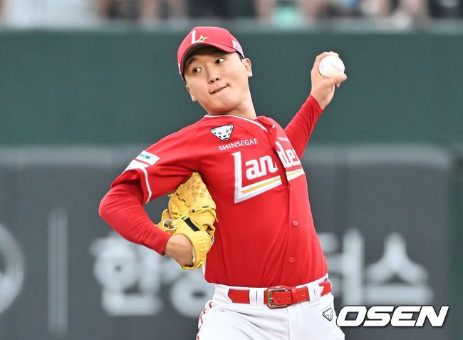 [OSEN=부산, 이석우 기자] 10일 부산 사직야구장에서 2025 신한 SOL 뱅크 KBO 리그 롯데 자이언츠와 SSG 랜더스의 경기가 열렸다. 홈팀 롯데는 박세웅이, 방문팀 SSG는 김건우가 선발 출전했다.SSG 랜더스 선발 투수 김건우가 역투하고 있다. 2025.08.10 / foto0307@osen.co.kr
