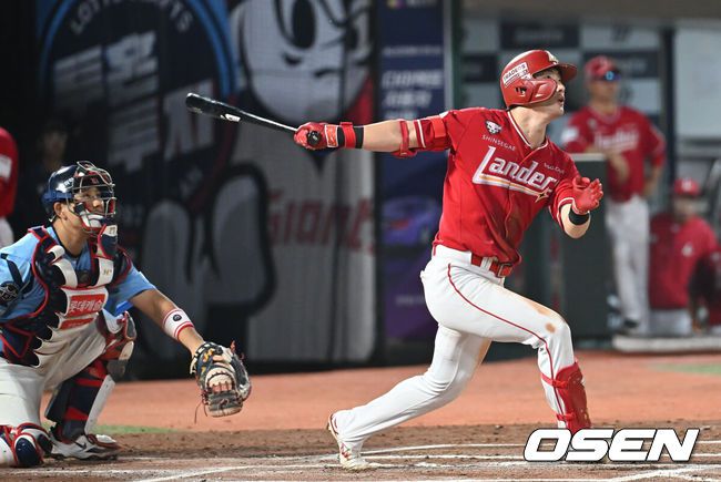 [OSEN=부산, 이석우 기자] 10일 부산 사직야구장에서 2025 신한 SOL 뱅크 KBO 리그 롯데 자이언츠와 SSG 랜더스의 경기가 열렸다. 홈팀 롯데는 박세웅이, 방문팀 SSG는 김건우가 선발 출전했다.SSG 랜더스 최지훈이 6회초 1사 우월 솔로 홈런을 치고 있다. 2025.08.10 / foto0307@osen.co.kr