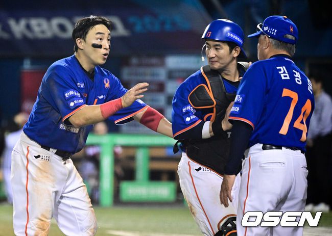 [OSEN=잠실, 조은정 기자]프로야구 한화 이글스가LG 트윈스를 꺾고 3연패에서 탈출했다.한화 10일 서울 잠실구장에서 2025 KBO리그 LG와 경기에서 5-4로 승리했다. 3연패를 끊은 한화는 1위 LG와 승차를 2경기 차이로 좁혔다. 트레이드 이적생 손아섭이 3타수 1안타 1볼넷 2타점 1득점으로 활약했다. 리베라토는 희생플라이로만 2타점을 올렸다.한화 손아섭이 김경문 감독과 승리를 기뻐하고 있다. 2025.08.10 /cej@osen.co.kr