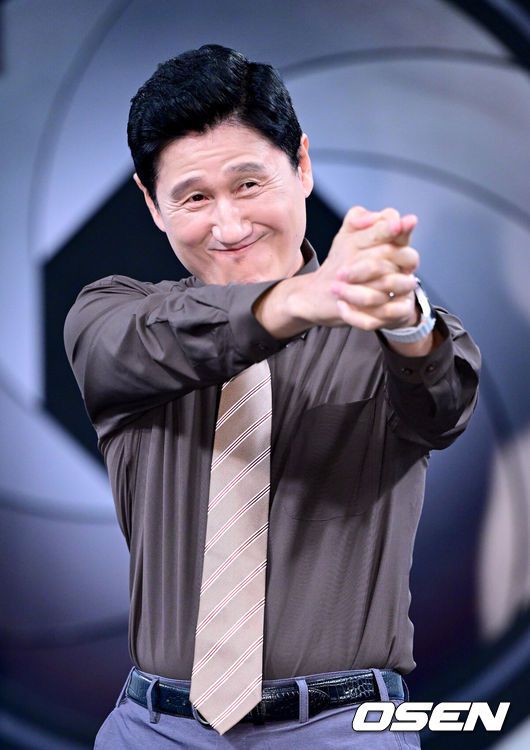 [OSEN=최규한 기자] 11일 오후 경기도 고양시 MBC 드림센터 녹화 스튜디오에서 MBC에브리원 ‘히든아이’ 1주년 기자간담회가 열렸다.‘히든아이’는 CCTV, 바디캠, 블랙박스 등 다양한 영상을 통해 사건, 사고를 분석하는 범죄 분석 코멘터리 쇼이다.경찰공무원 이대우가 포토타임을 하고 있다. 2025.08.11 / dreamer@osen.co.kr