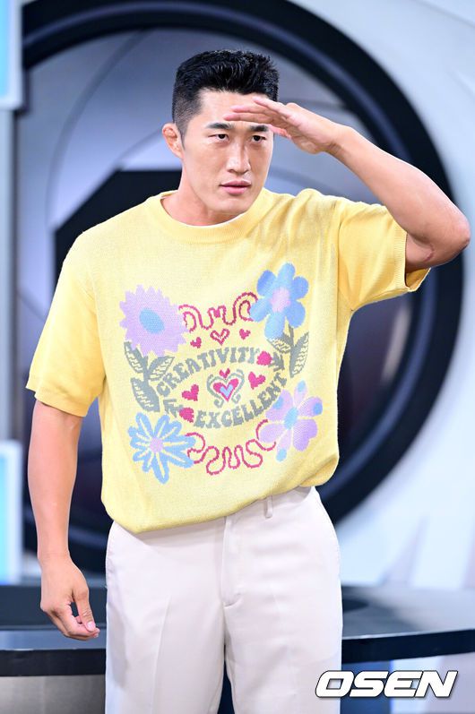 [OSEN=최규한 기자] 11일 오후 경기도 고양시 MBC 드림센터 녹화 스튜디오에서 MBC에브리원 ‘히든아이’ 1주년 기자간담회가 열렸다.‘히든아이’는 CCTV, 바디캠, 블랙박스 등 다양한 영상을 통해 사건, 사고를 분석하는 범죄 분석 코멘터리 쇼이다.방송인 김동현이 포토타임을 하고 있다. 2025.08.11 / dreamer@osen.co.kr